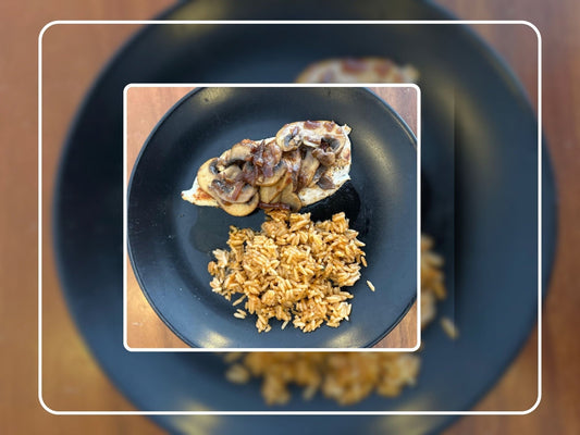 Pechuga Glaseada con Cebolla Dulce y Salteado de Champiñones